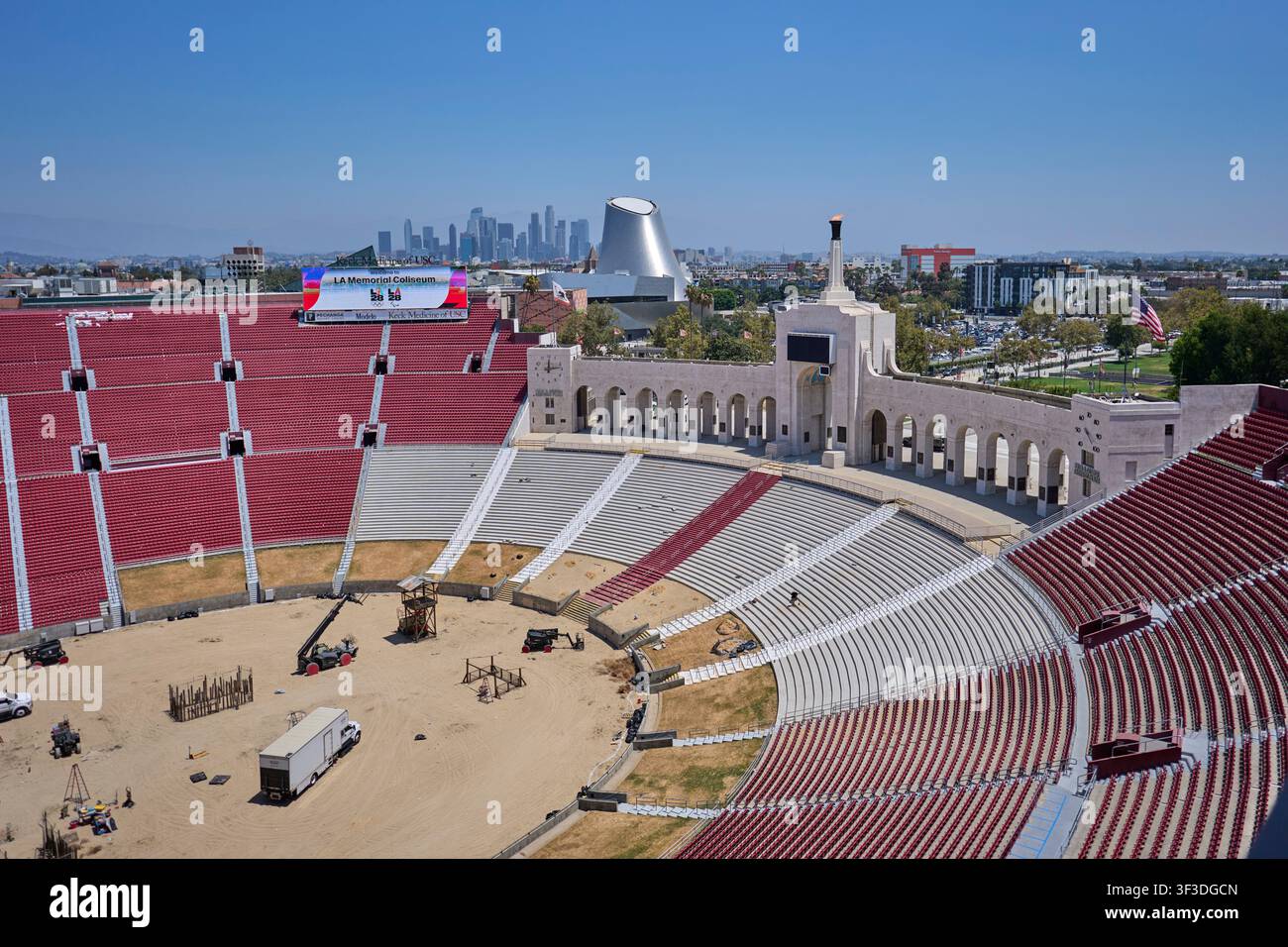 Los Angeles, USA. 22 luglio 2026. Una vista del Los Angeles Memorial Coliseum, sede delle competizioni di atletica leggera alle Olimpiadi estive LA28. Credit: Michael Kappeler/dpa/Alamy Live News Foto Stock
