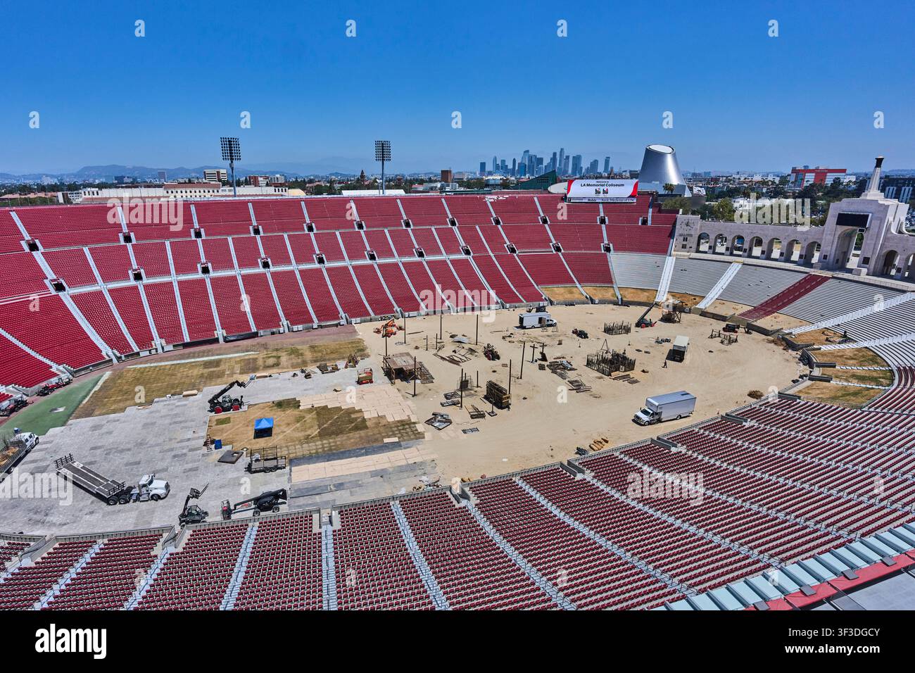 Los Angeles, USA. 22 luglio 2026. Una vista del Los Angeles Memorial Coliseum, sede delle competizioni di atletica leggera alle Olimpiadi estive LA28. Credit: Michael Kappeler/dpa/Alamy Live News Foto Stock