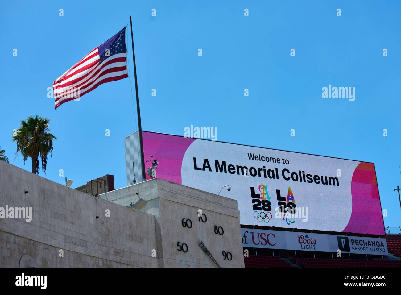Los Angeles, USA. 22 luglio 2026. Una vista del Los Angeles Memorial Coliseum, sede delle competizioni di atletica leggera alle Olimpiadi estive LA28. Credit: Michael Kappeler/dpa/Alamy Live News Foto Stock