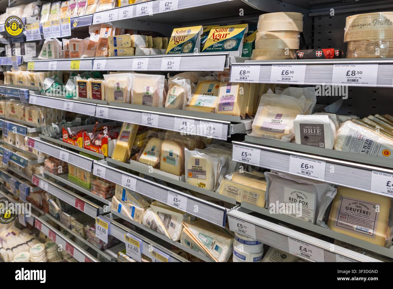 Formaggio confezionato esposto sugli scaffali del supermercato. Londra, Regno Unito, 3 marzo 2024 Foto Stock