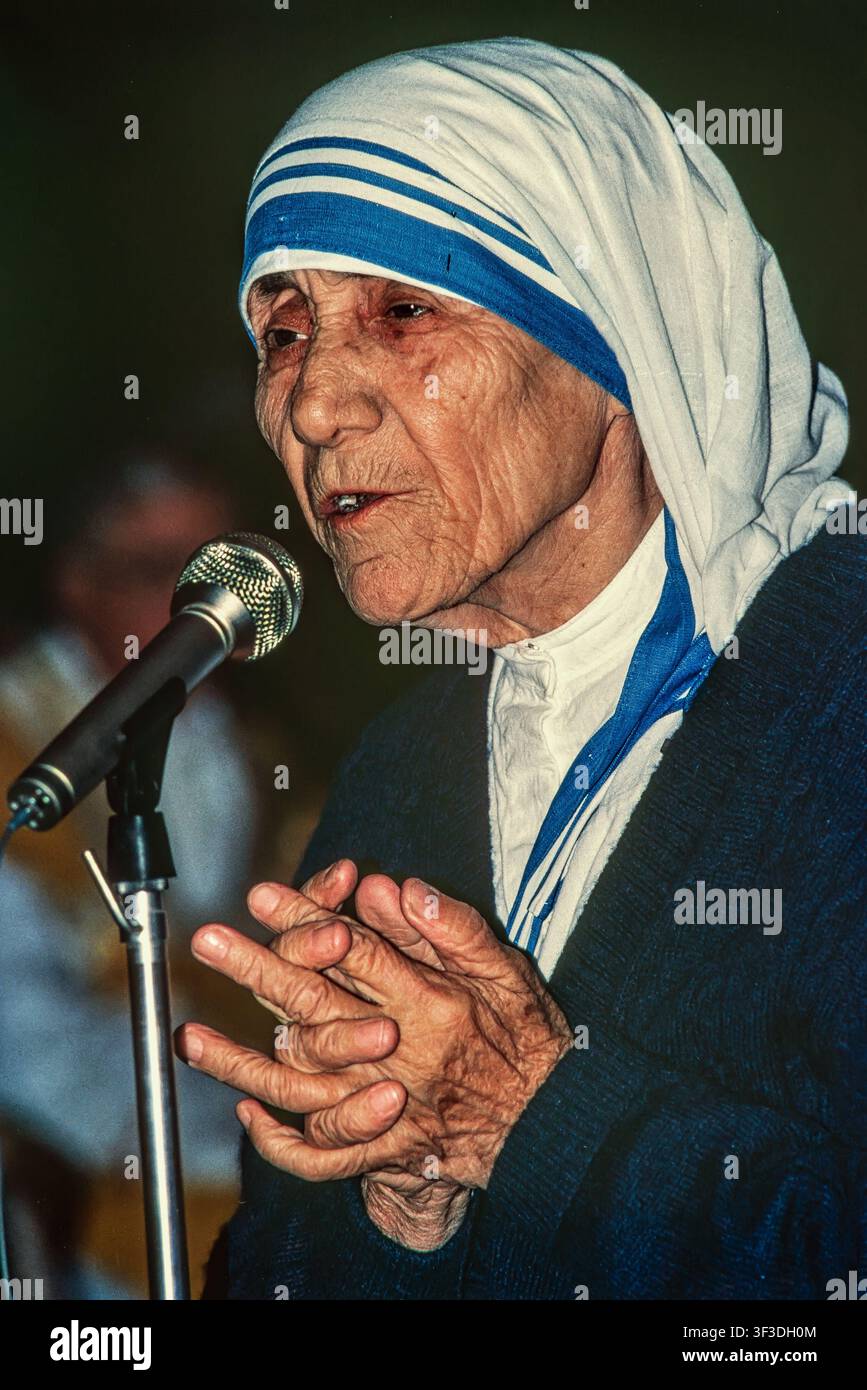Madre Teresa di Calcutta durante un evento pubblico. Sulmona, provincia di L'Aquila, Abruzzo, Italia, Europa. Foto Stock