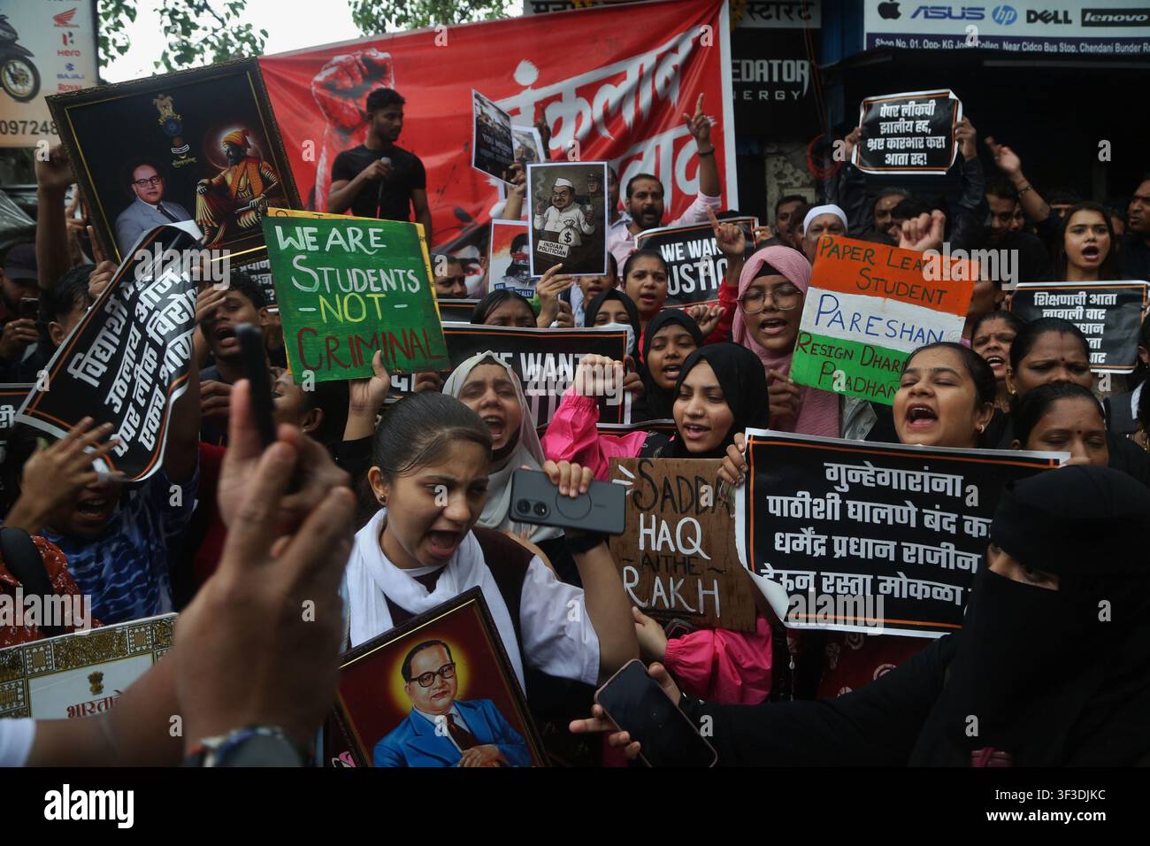 Mumbai-India-28 luglio 2026:Mumbai-India-24 luglio 2026: Studenti a Thane hanno organizzato una forte protesta a Thane, Maharashtra, India, a sostegno della protesta in corso Foto Stock