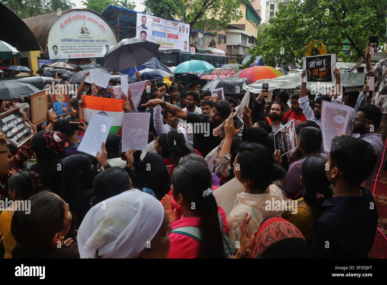 Mumbai-India-28 luglio 2026:Mumbai-India-24 luglio 2026: Studenti a Thane hanno organizzato una forte protesta a Thane, Maharashtra, India, a sostegno della protesta in corso Foto Stock