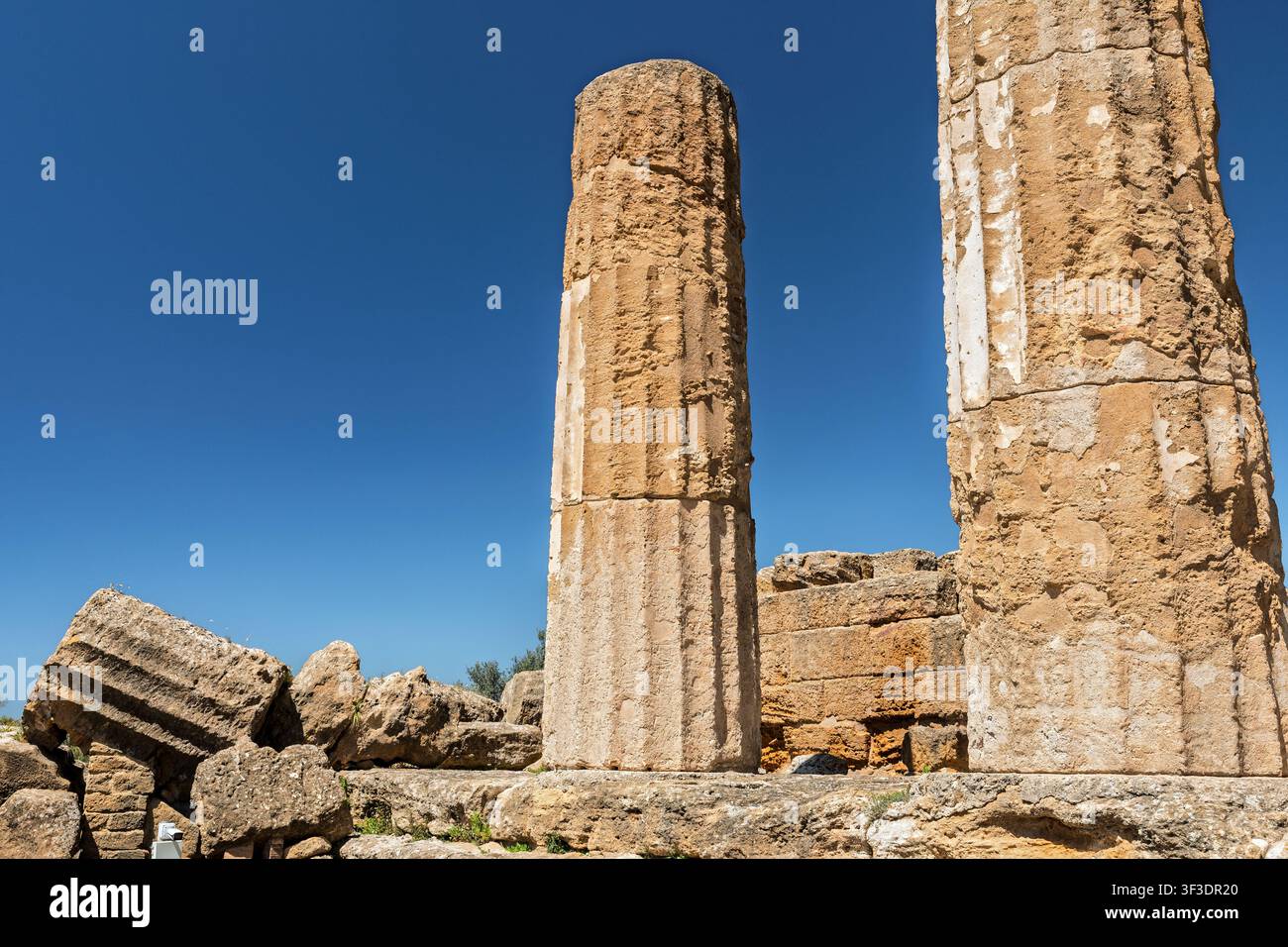 Colonne di pietra del Tempio di Ercole, Valle dei Templi, Agrigento, Sicilia, Italia Foto Stock