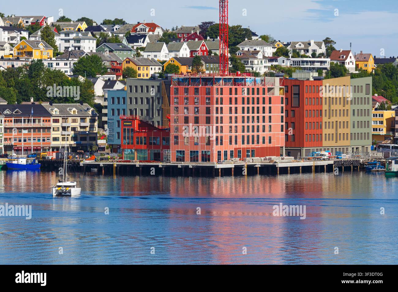 Sviluppo del campus di Kristiansund che comprende il Molde University College lungo il lungomare a Kirklandet, Kristiansund, Norvegia, Scandinavia, Europa a luglio Foto Stock