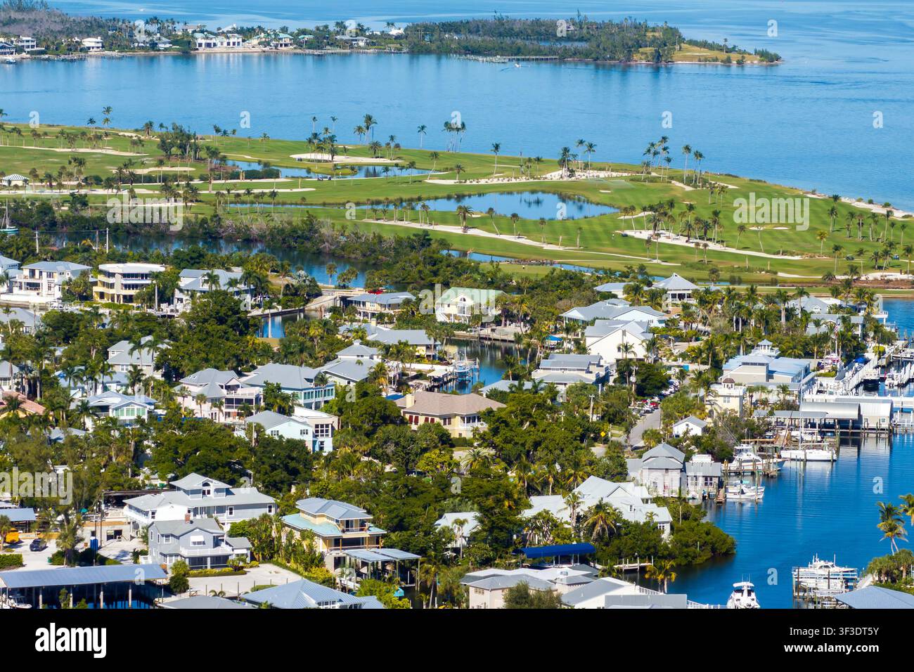 Quartiere ricco nella piccola città di Boca grande, Florida, con costose case sul lungomare tra palme verdi. Sviluppo di alloggi premium negli Stati Uniti Foto Stock