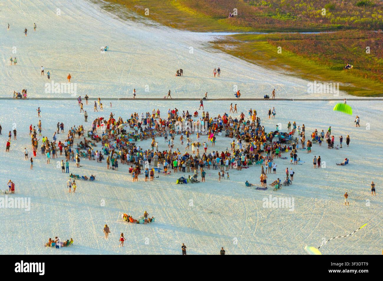 Il cerchio di tamburi di Siesta Key. Grande folla di persone che balla e si diverte su una spiaggia sabbiosa sul litorale durante le vacanze estive. Attività all'aperto durante Foto Stock