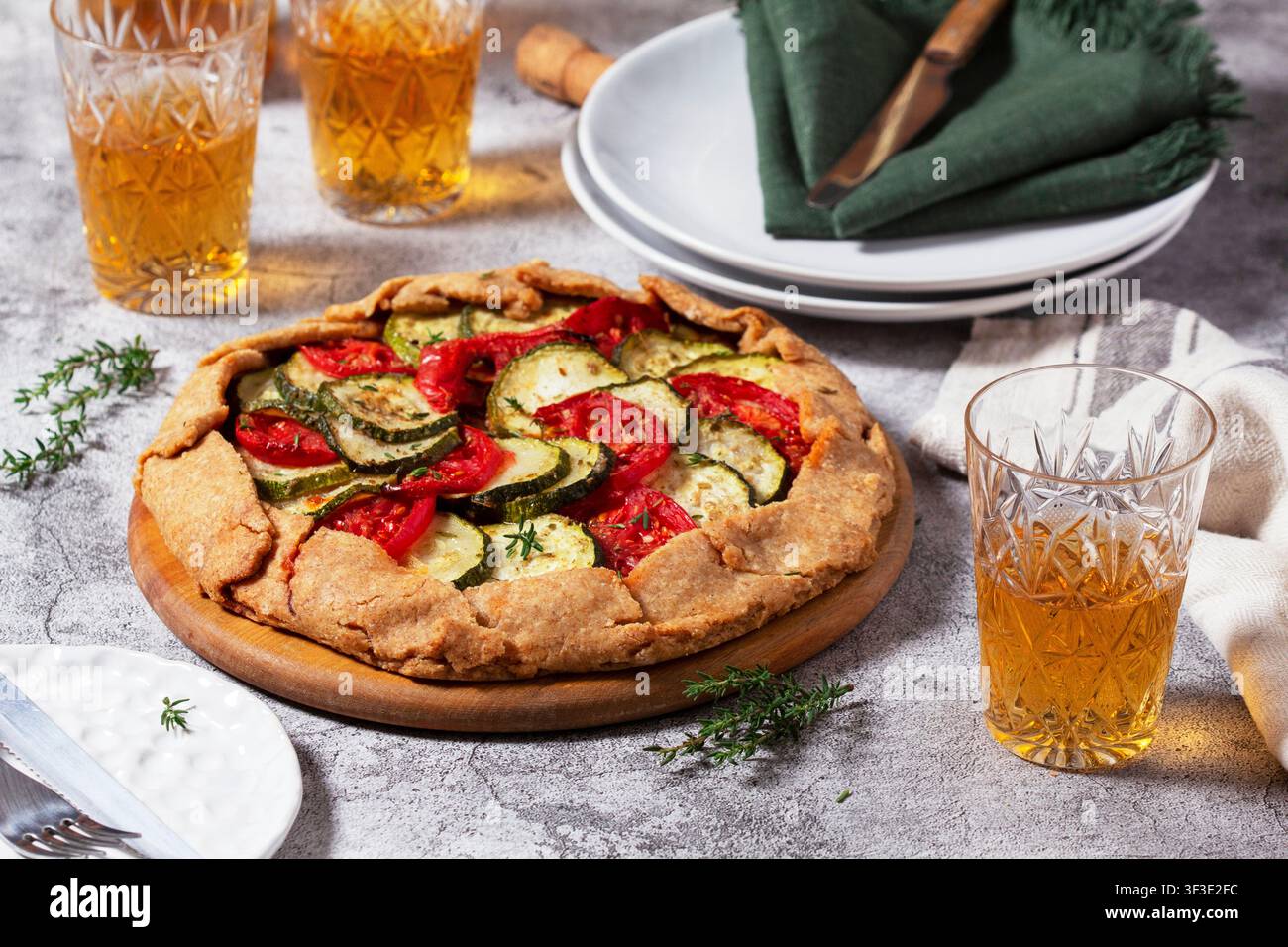Galette di verdure integrali con zucchine, pomodori e vino Foto Stock