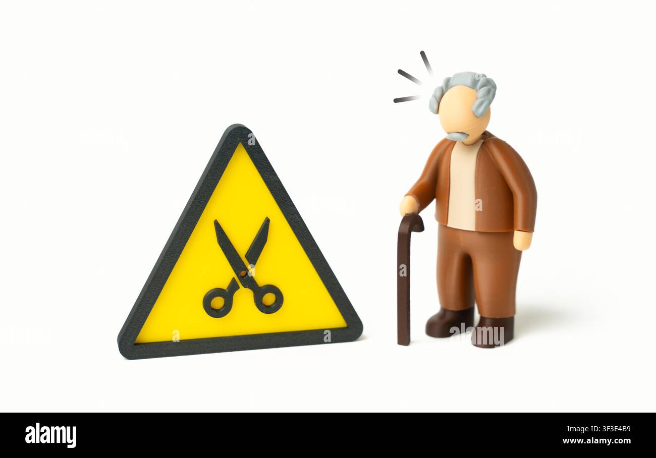 Un pensionato è spiacevolmente sorpreso da tagli alle spese e alle prestazioni. La situazione finanziaria degli anziani si sta deteriorando, il costo della vita è Foto Stock