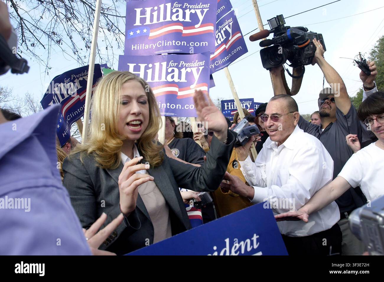 Chelsea Clinton (a sinistra) arriva per un comizio elettorale, Austin, Texas, 21 febbraio 2008. (Foto di John Anderson/The Austin Chronicle) Foto Stock