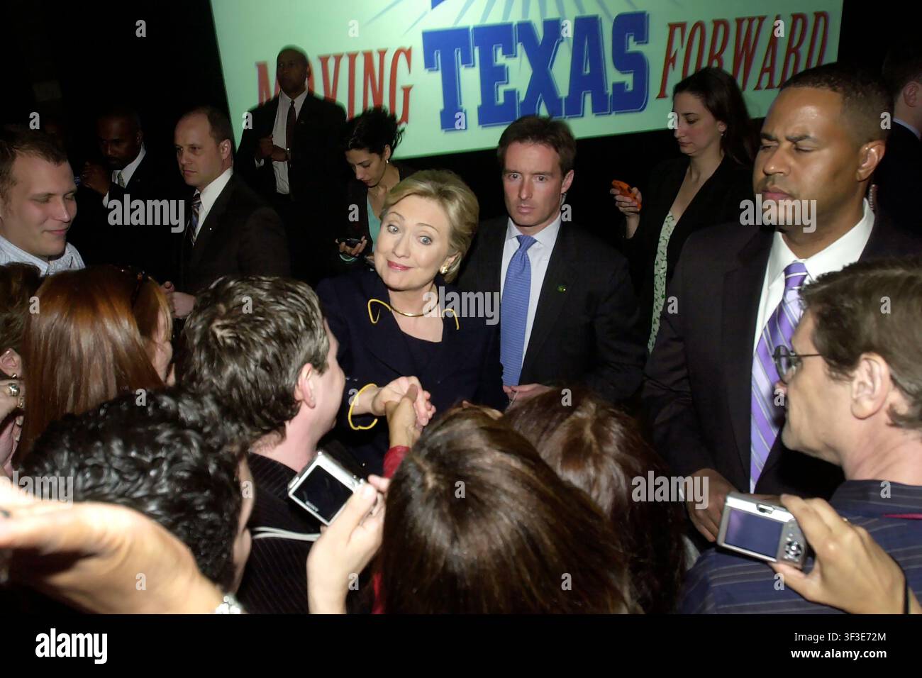 La candidata democratica alle primarie presidenziali Hillary Clinton saluta i partecipanti a un comizio, Austin, Texas, il 21 febbraio 2008. Foto Stock