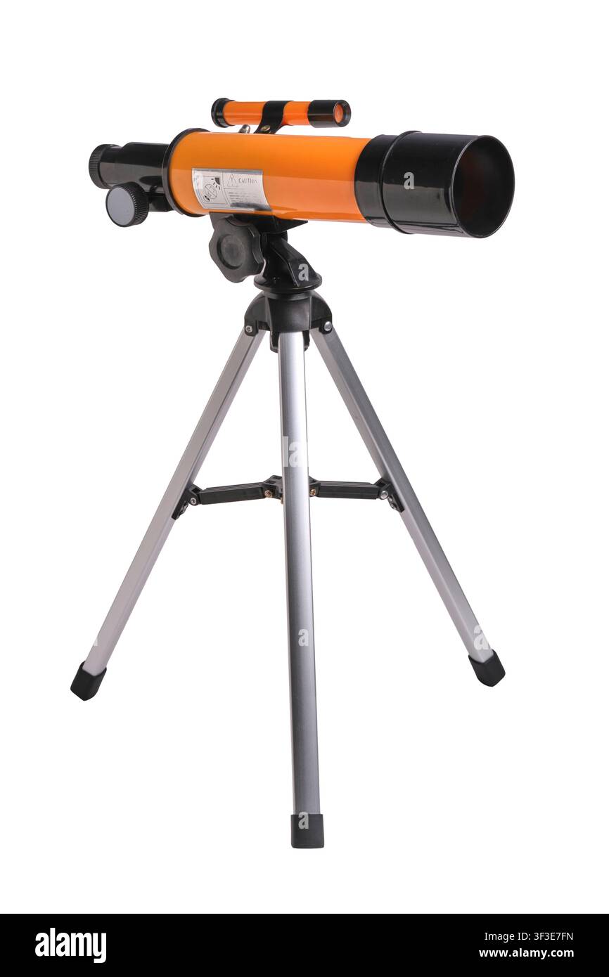 Piccolo telescopio amatoriale arancione e nero su treppiede argentato isolato su sfondo bianco Foto Stock