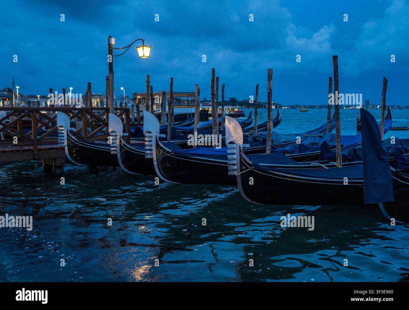 Gondole ormeggiate per la sera, Venezia Foto Stock