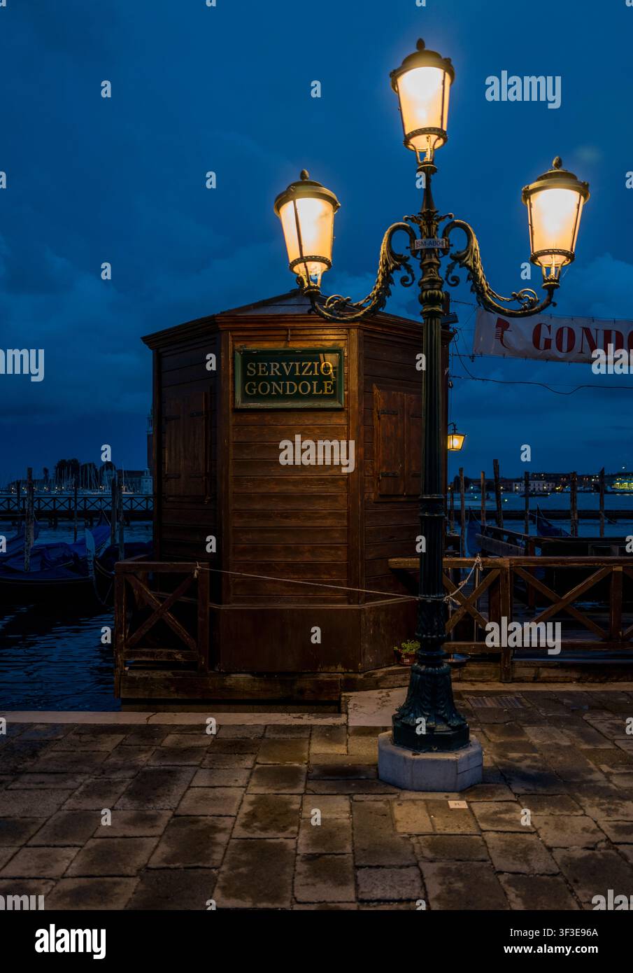 Punto di servizio delle gondole dopo l’orario una sera, Venezia, Foto Stock