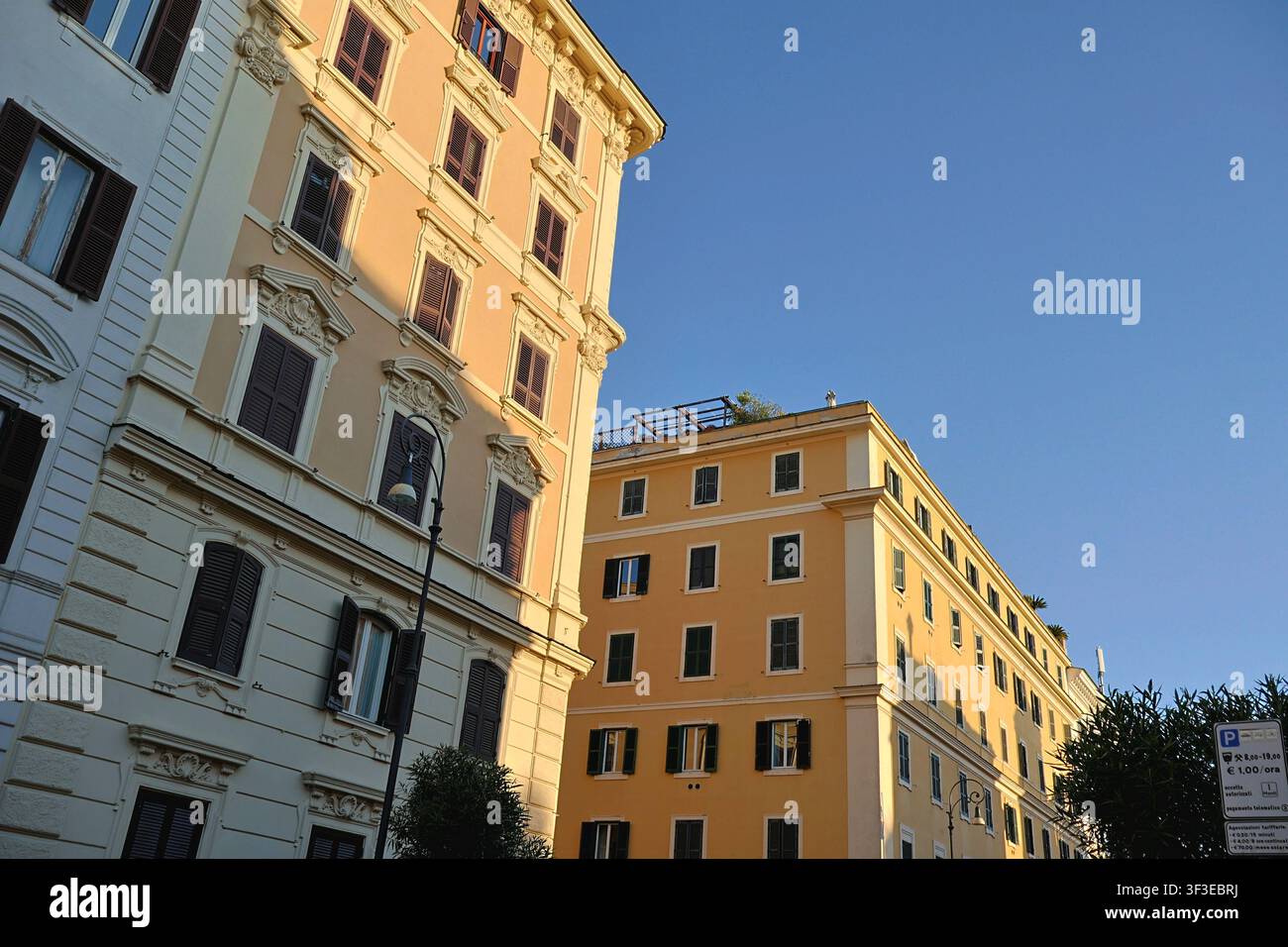 Edifici residenziali europei eleganti con architettura classica sotto un cielo blu a Roma, Italia Foto Stock