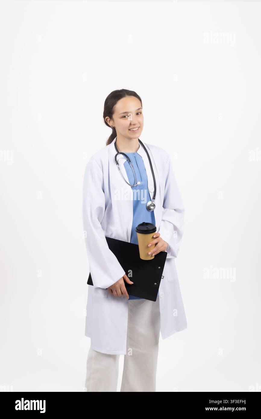 Operatrice sanitaria che tiene una lista di documenti medici in una stanza Foto Stock