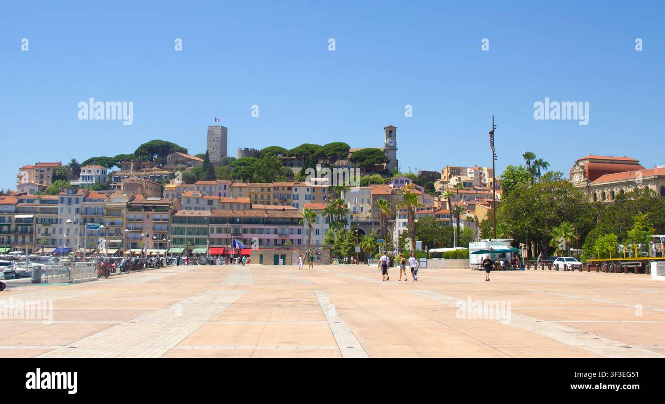 Passeggiata accanto al porto turistico con vista sulla collina e un punto panoramico sopra Cannes Foto Stock