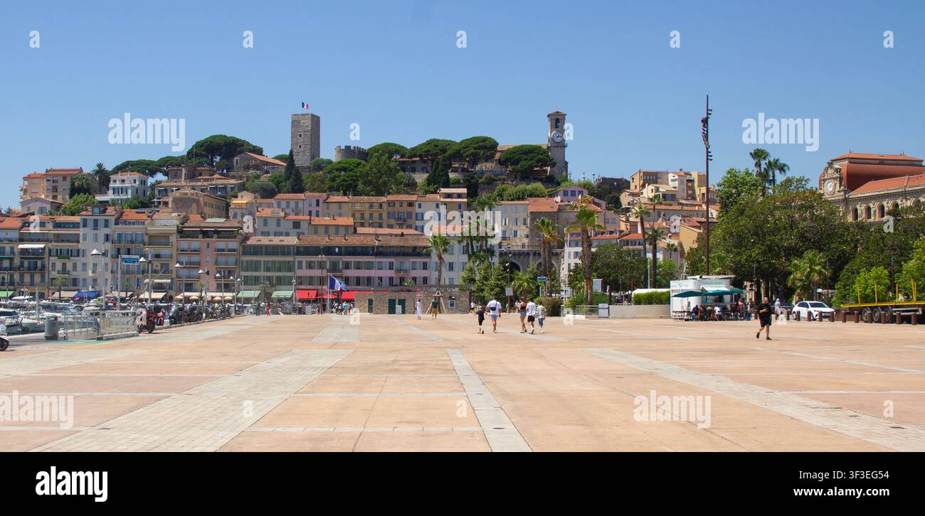 Passeggiata accanto al porto turistico con vista sulla collina e un punto panoramico sopra Cannes Foto Stock