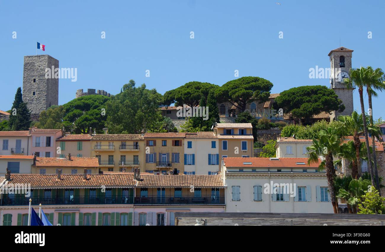 Passeggiata accanto al porto turistico con vista sulla collina e un punto panoramico sopra Cannes Foto Stock