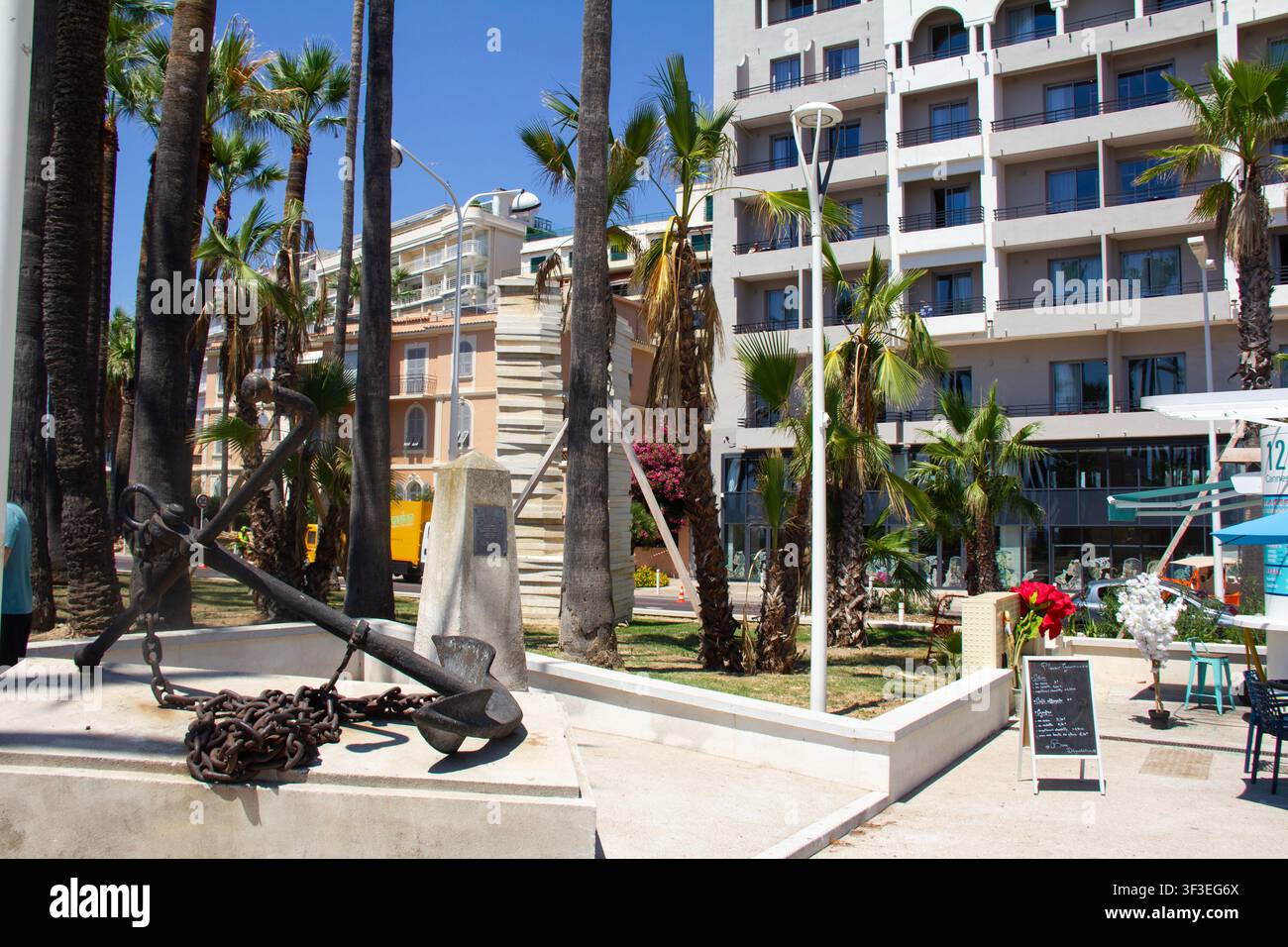 un grande parco con molte statue circondato da alte palme e percorsi paesaggistici sulla promenade di Cannes Foto Stock