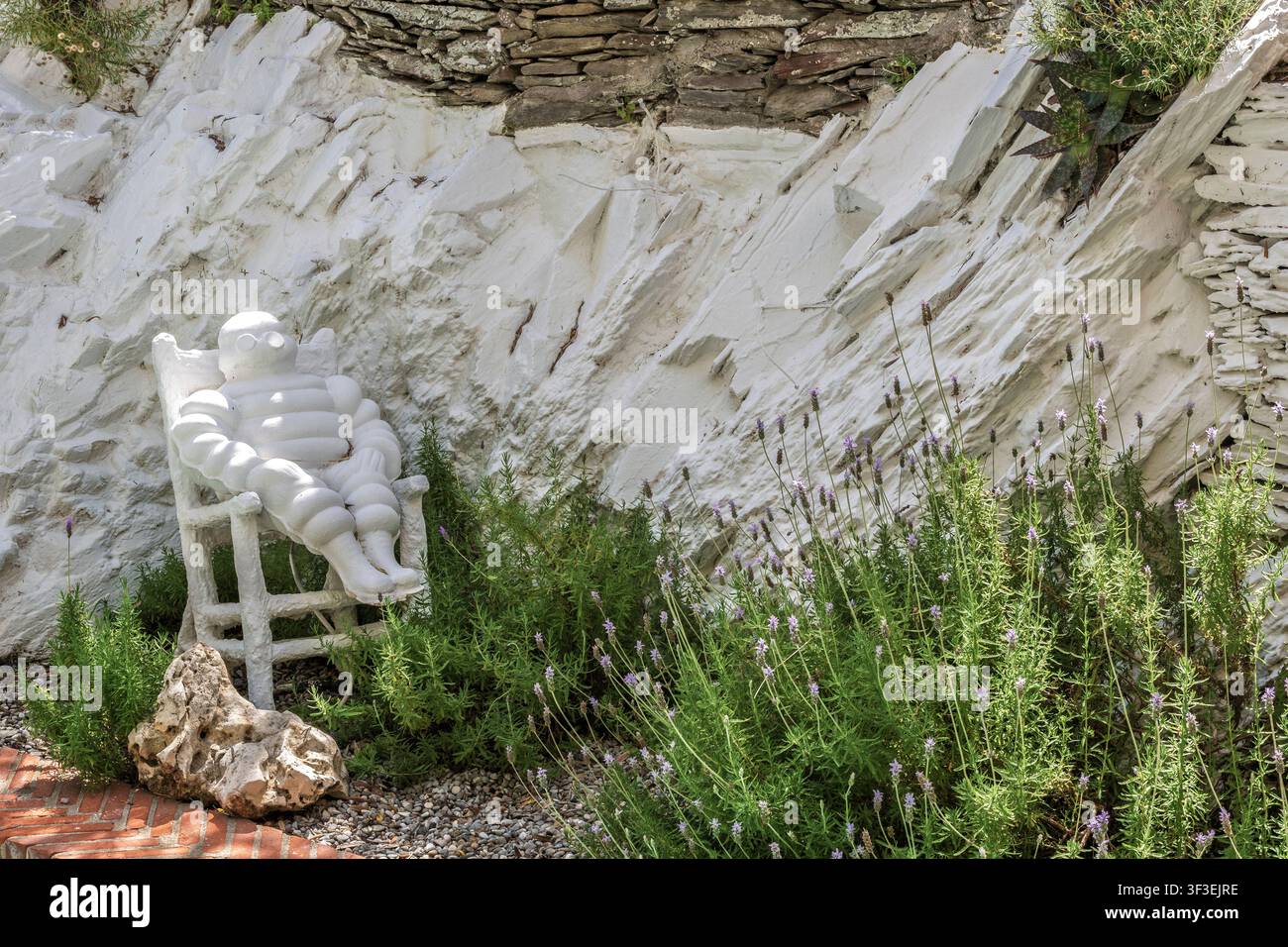 Scultura bianca dell'Uomo Michelin nel giardino della Casa-Museo Salvador Dalí, Portlligat, Cadaqués, Girona, Catalogna, Spagna. Europa. Foto Stock