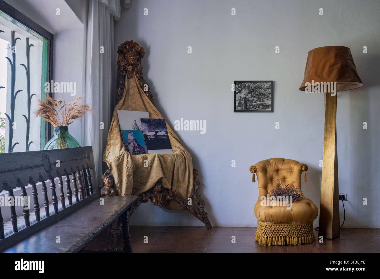 Interno del Museo della Casa di Salvador Dalí a Portlligat, Cadaqués, Girona, Catalogna, con una poltrona di velluto giallo e decorazioni surrealiste in Spagna. Foto Stock