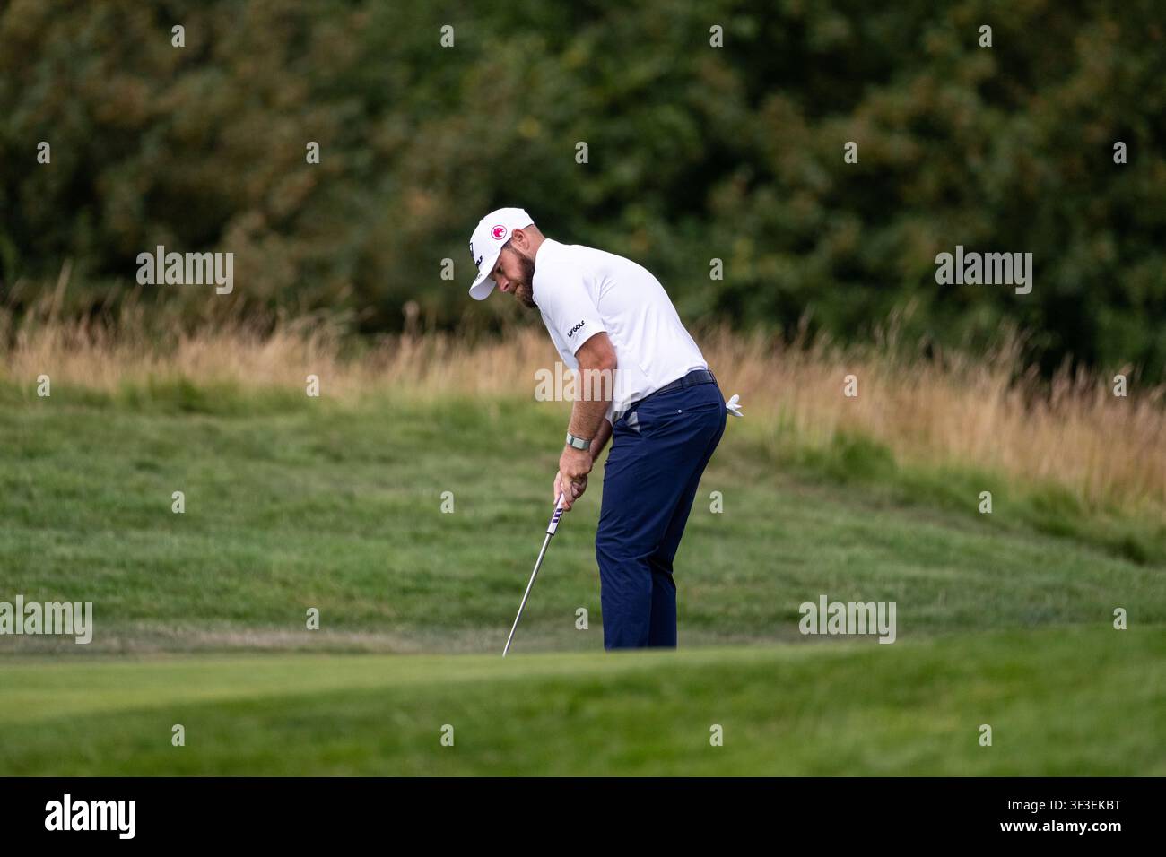 UTTOXETER, INGHILTERRA - 23 LUGLIO: Tyrrell Hatton della Legion XIII esegue un putt sul buco 2 durante il Day1 del LIV Golf UK Presentato da JCB al JCB Golf & Country Club il 23 luglio 2026 a Uttoxeter. Foto Stock
