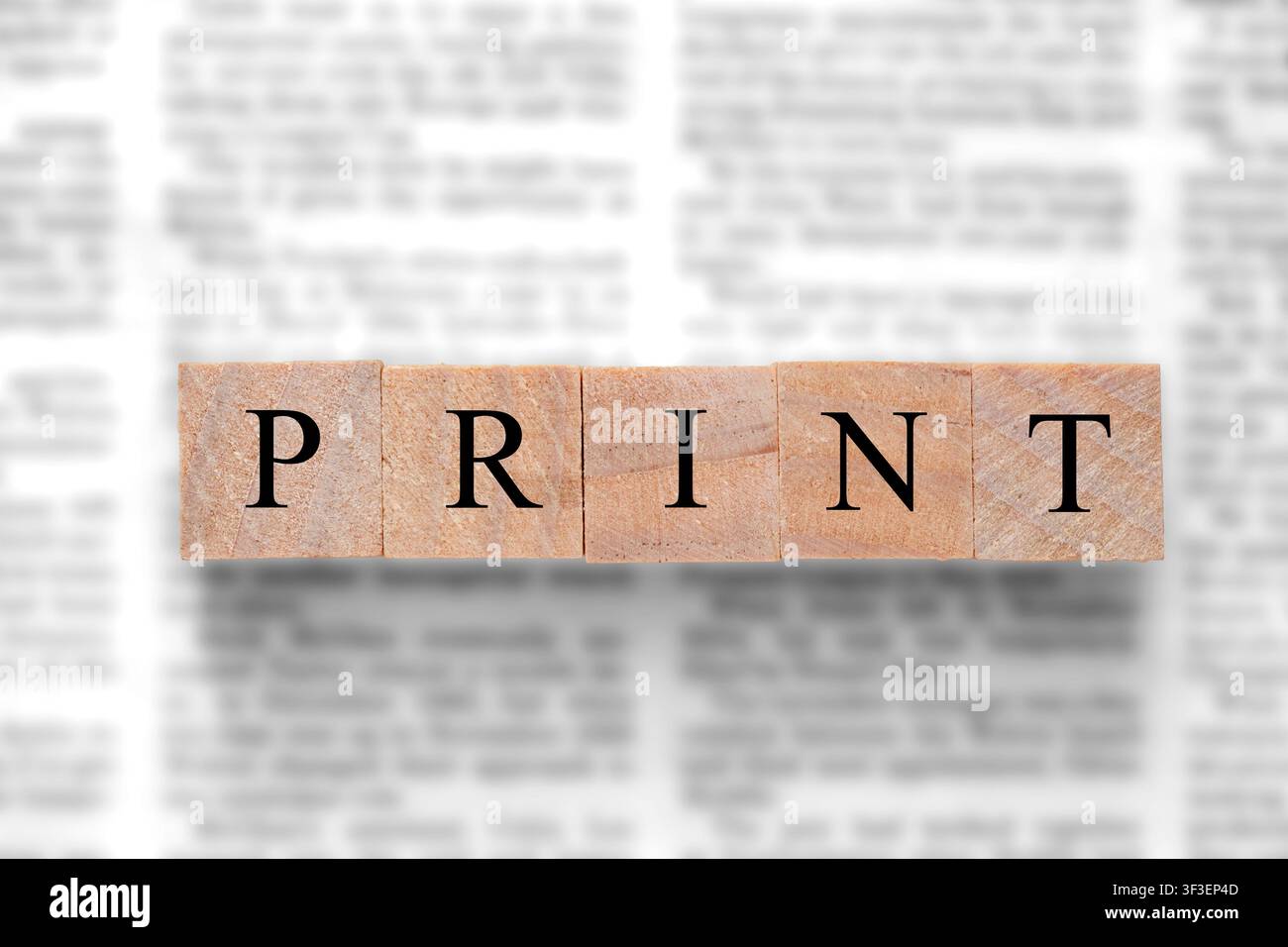 Sfondo di giornale con blocchi di legno in cima con la parola stampa. Concetto di media di notizie della stampa scritta Foto Stock
