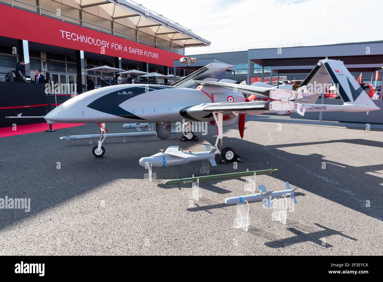 LBA Systems Astore Levante al Farnborough International Airshow 2026. Veicolo aereo da combattimento senza pilota a media altitudine e lunga durata (UCAV) Foto Stock