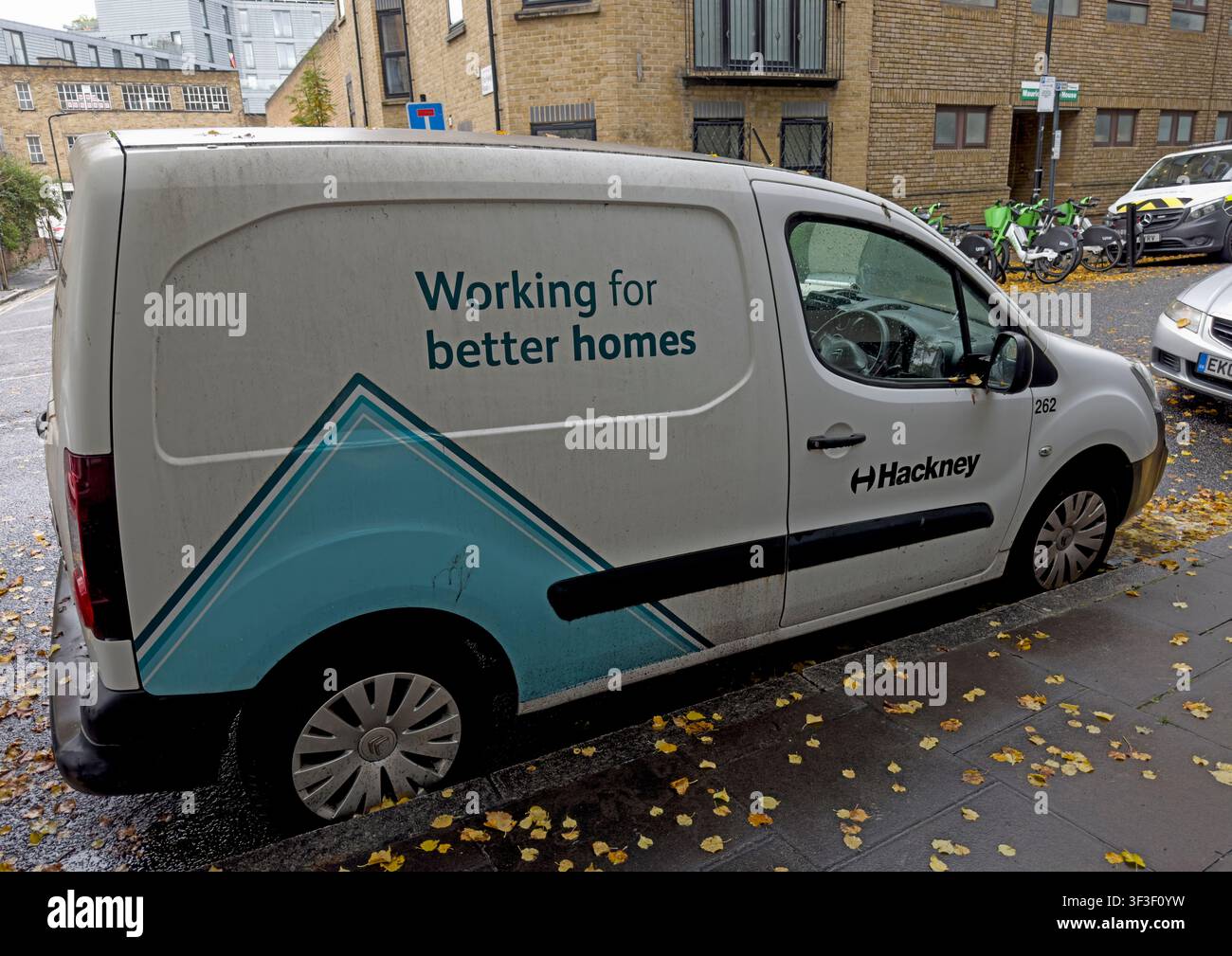 Furgone di manutenzione del London Borough of Hackney con il marchio „Working for Better Homes“, che rappresenta la sua forza lavoro mobile per le riparazioni di alloggi sociali. Foto Stock