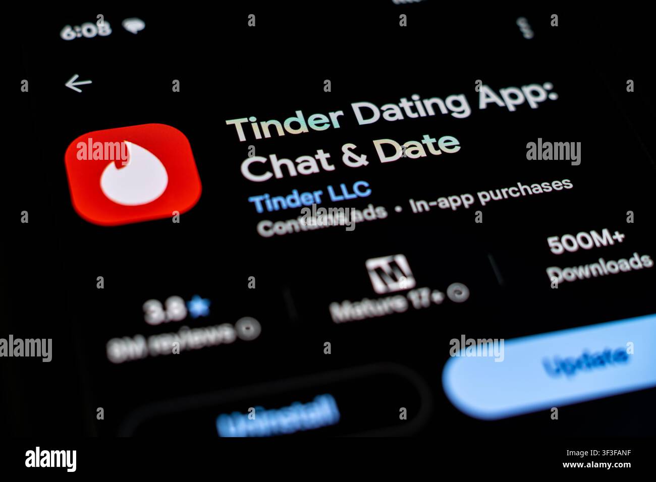 App mobile Tinder per appuntamenti geosociali, abbinamento basato sulla posizione e messaggistica online Foto Stock