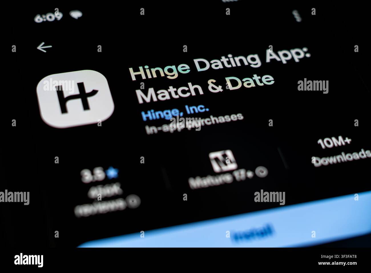 App di incontri Hinge di Hinge Inc. visualizzata sullo schermo di uno smartphone nella lista del Google Play Store Foto Stock