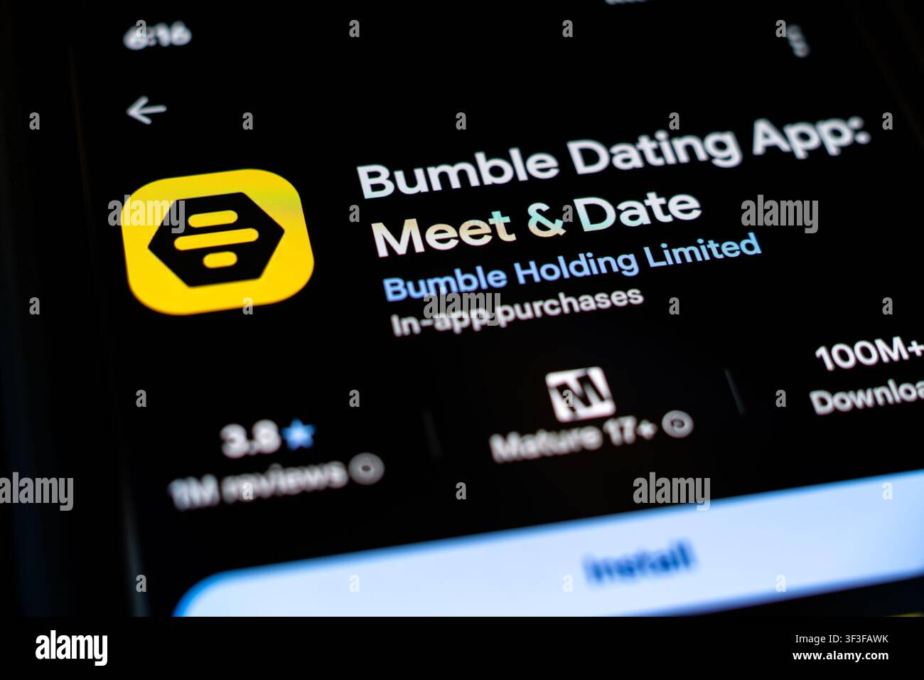 App di incontri Bumble di Bumble Holding Limited visualizzata sullo schermo di uno smartphone nella lista di Google Play Store Foto Stock