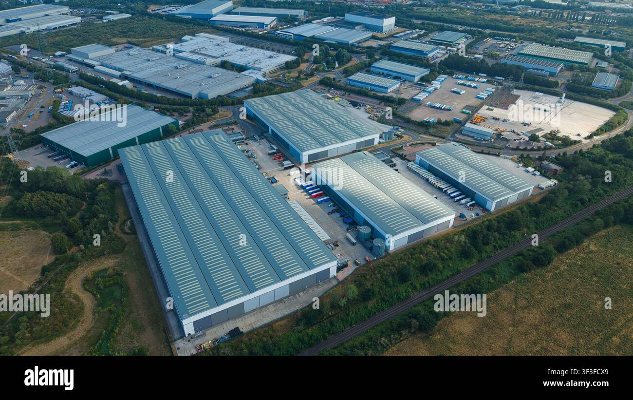 Vista aerea di magazzini industriali e di un parco commerciale con autocarri e veicoli logistici parcheggiati a Birmingham, Inghilterra, Regno Unito. Foto Stock