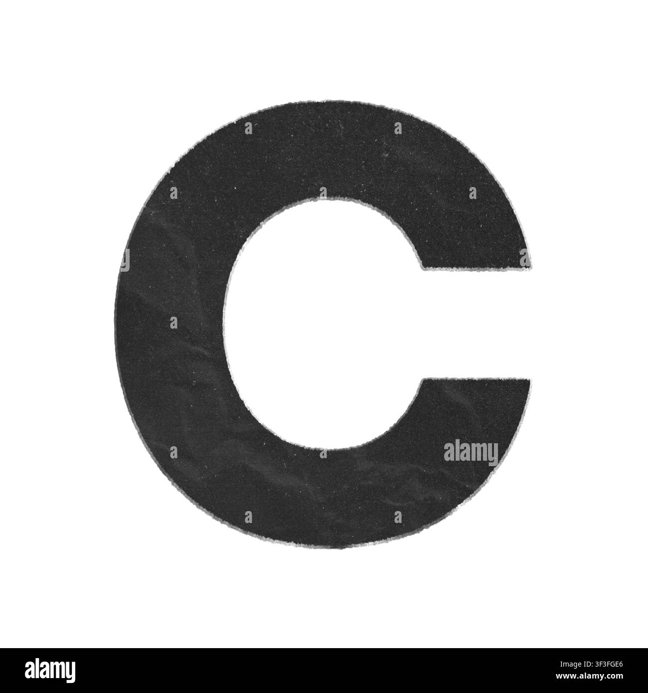 Lettera nera C con una texture di carta accartocciata isolata su sfondo bianco Foto Stock