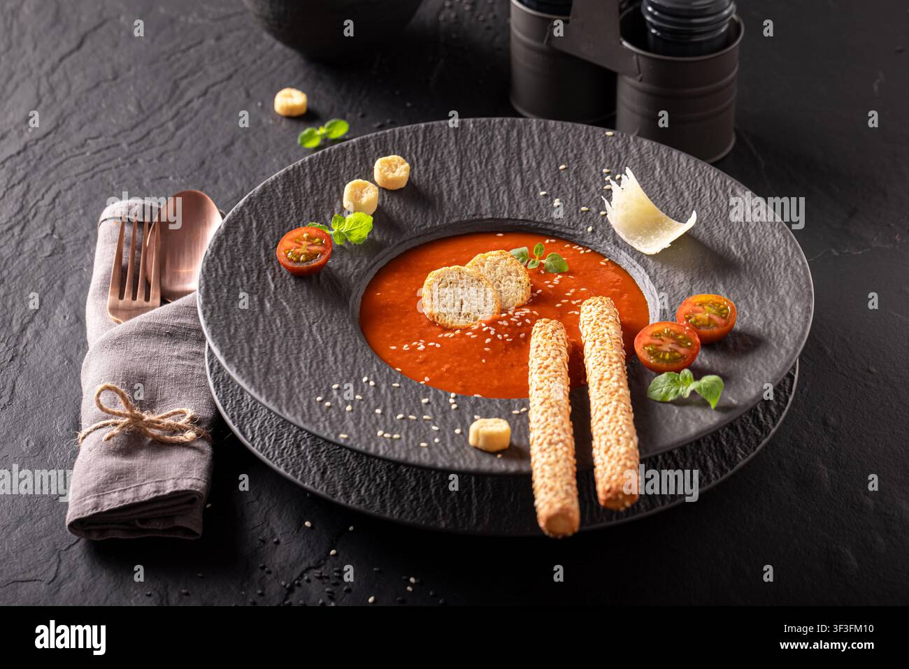 Zuppa di pomodoro elegante come piatto raffinato. Zuppa di pomodoro come piatto di presentazione esclusivo. Foto Stock