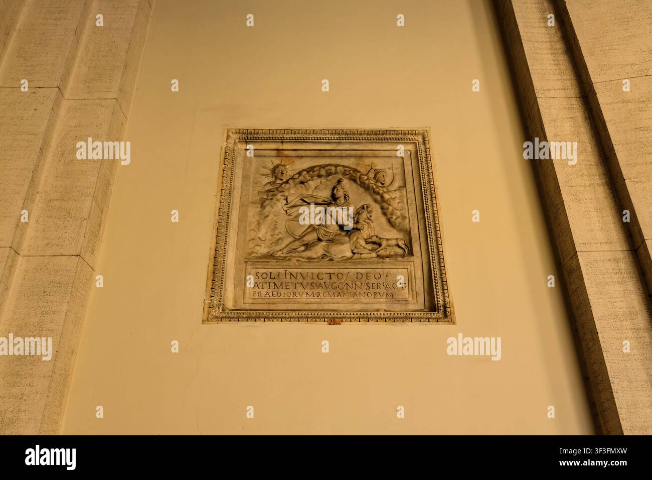 Rilievo di Mithras come Sol Invictus; dio solare invitto, su una parete del Museo Pio Clementino, Musei Vaticani, Roma; Mithras che uccide un toro. Foto Stock