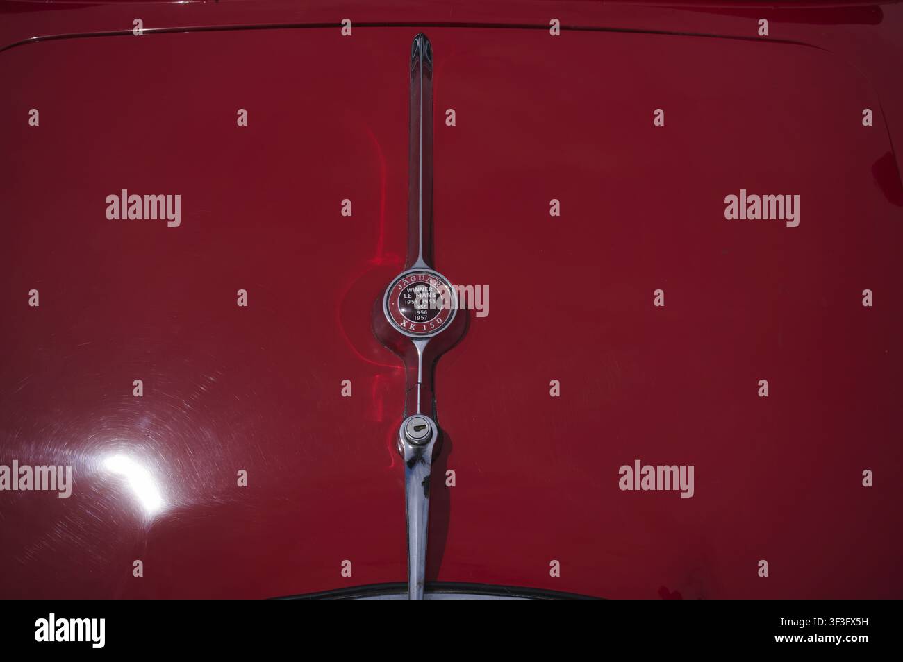 Logo, portellone, auto classica, auto d'epoca, Jaguar XK 150 decappottabile, rosso, Trewellard a St Just nel Penwith, Cornovaglia, Inghilterra, Gran Bretagna, Gran Br Foto Stock