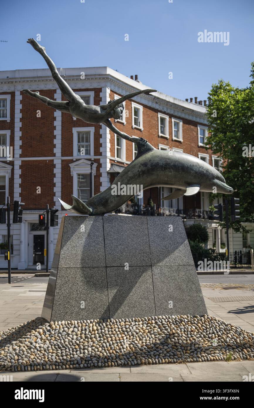 Scultura moderna ragazzo con delfino di David Wynne, Chelsea Embankment, Londra, Gran Bretagna, Inghilterra, Gran Bretagna Foto Stock