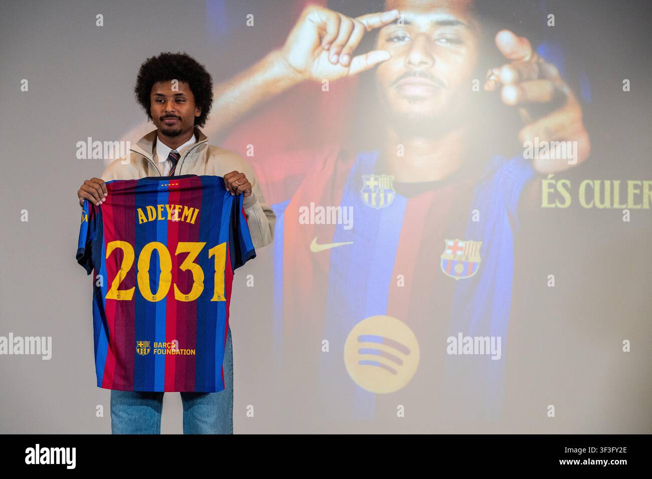Barcellona, Spagna. 23 luglio 2026. Il nuovo giocatore del FC Barcellona, Karim Adeyemi, posa con una maglia che porta il suo nome durante la sua presentazione ufficiale allo Spotify Camp Nou, Barcellona, Spagna, il 23 luglio 2026. Credit: Joan Gosa/Xinhua/Alamy Live News Foto Stock