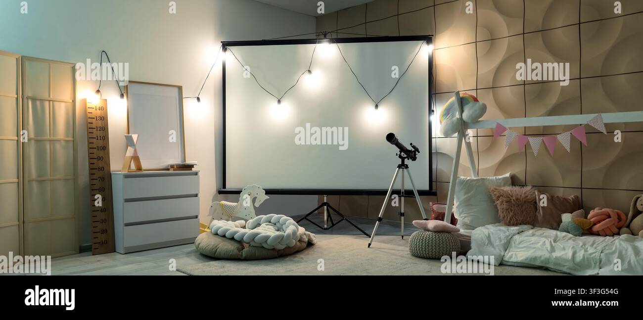 Camera da letto accogliente per bambini con schermo per proiettore, luci a stringa e telescopio e decorazioni giocose per intrattenimento e apprendimento Foto Stock