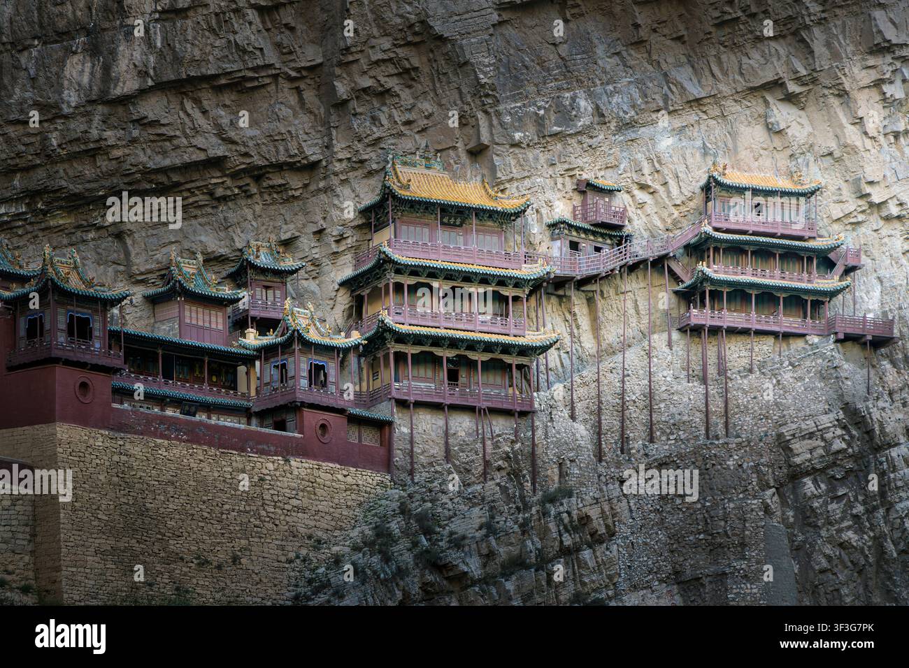 Vista del tempio storico Xuankong, noto anche come tempio sospeso, costruito nel fianco di una ripida scogliera con architettura in legno tradizionale e Foto Stock