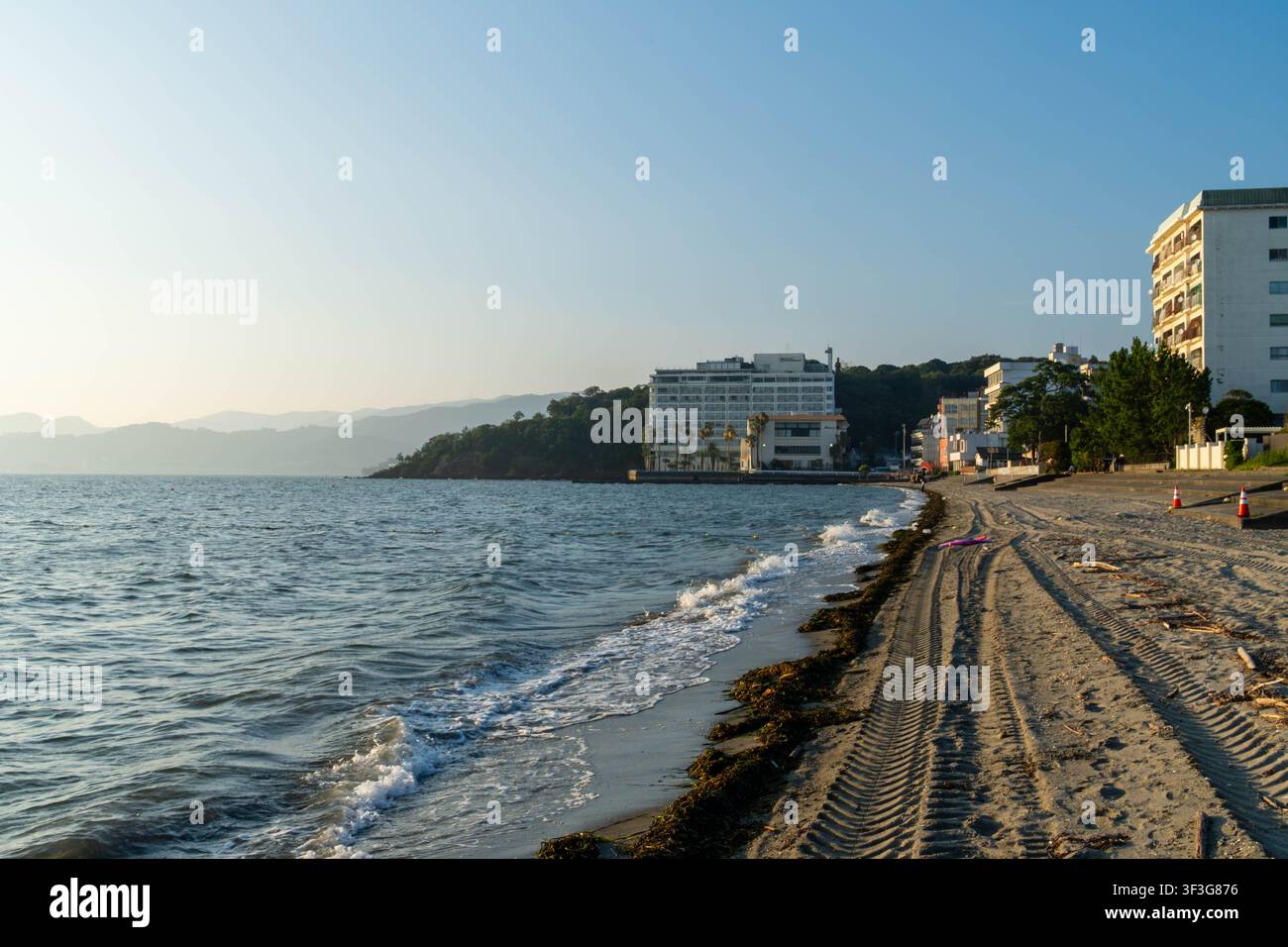 La riva di Kanzanji Sun Beach illuminata dal sole al tramonto ad Hamamatsu, Prefettura di Shizuoka, Giappone, il 23 luglio 2026. Foto Stock
