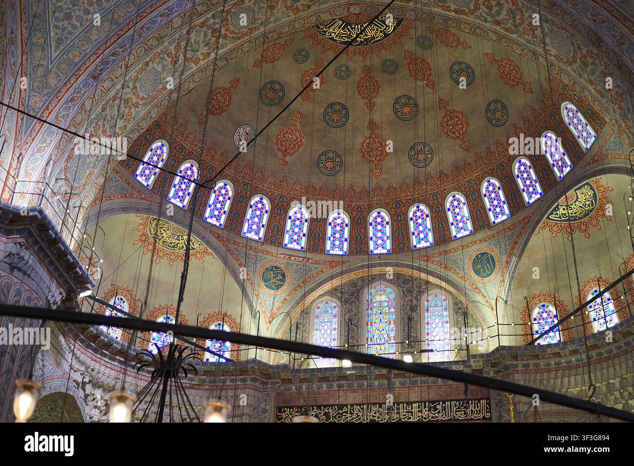 Turchia Istanbul 27 giugno 2026. Bella architettura all'interno di una moschea storica a Istanbul Foto Stock
