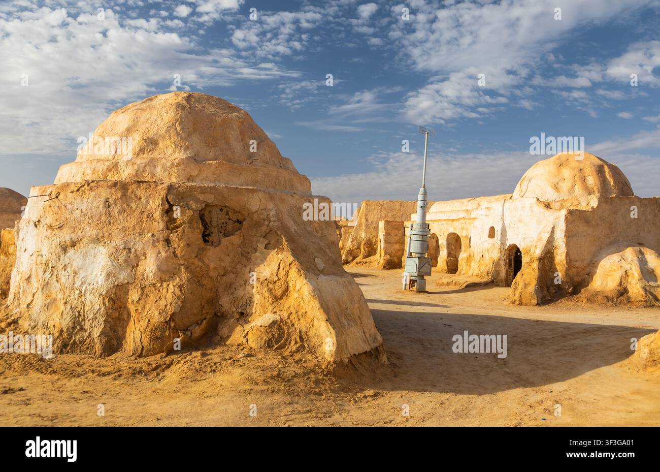 Vista del set iconico di Star Wars Mos Espa con strutture desertiche a forma di cupola sotto un cielo blu terso a Nefta, governatorato di Tozeur, Tunisia. Foto Stock