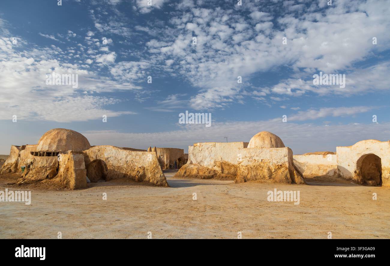Vista del set cinematografico di Star Wars Mos Espa con iconiche strutture a forma di cupola e architettura desertica a Nefta, governatorato di Tozeur, Tunisia. Foto Stock
