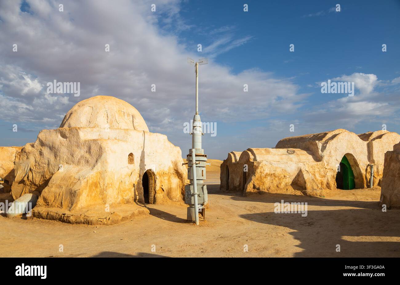 Vista del set cinematografico di Mos Espa con iconiche strutture a forma di cupola e architettura desertica sotto un cielo blu terso a Nefta, governatorato di Tozeur, Tunisia Foto Stock