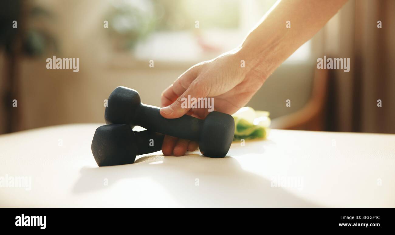 Fitness, mano e sollevare i manubri per l'esercizio, il benessere o lo sviluppo della forza per la potenza. Attrezzatura da allenamento, equipaggiamento e persona con pesi per iniziare Foto Stock