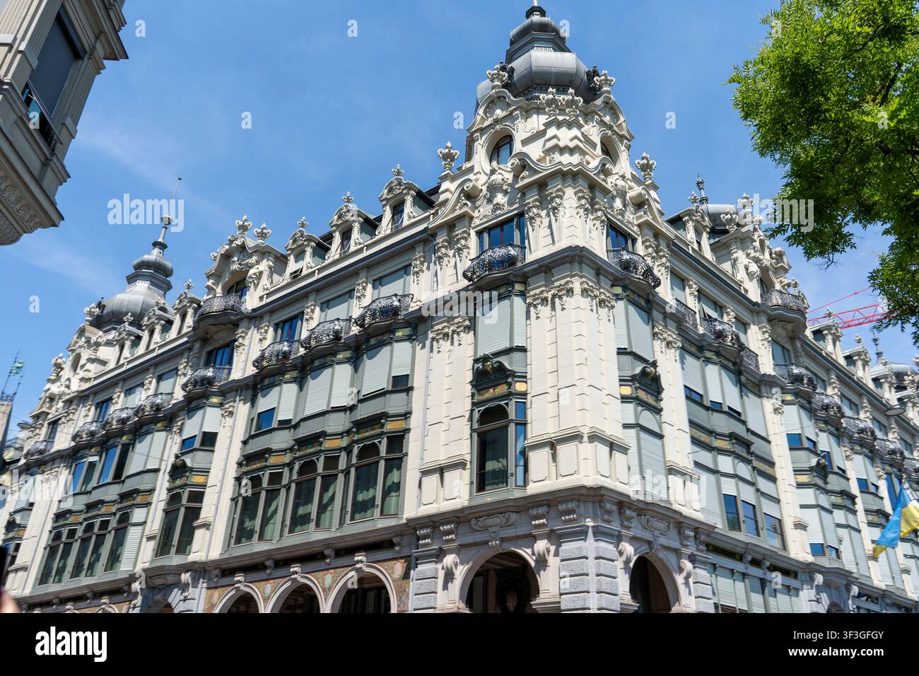 Architettura classica di un edificio storico europeo con facciata ornata e balconi nella vecchia città di Zurigo, Svizzera Foto Stock