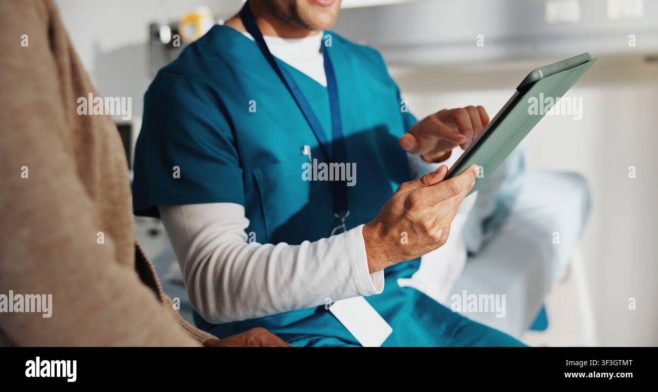 Mani, infermiera e tablet per la consulenza del paziente, cartella clinica o rapporto di valutazione in clinica. Persone, tecnologia e operatore sanitario all'appuntamento per Foto Stock